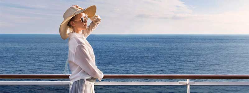 Frau an der Reling von MSC Schiff