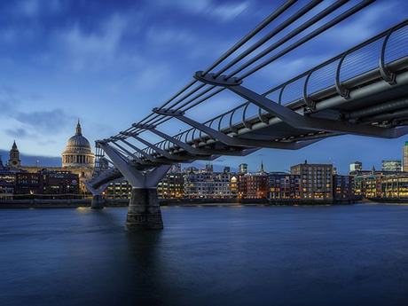 Londoner Millennium Bridge in der Dämmerung